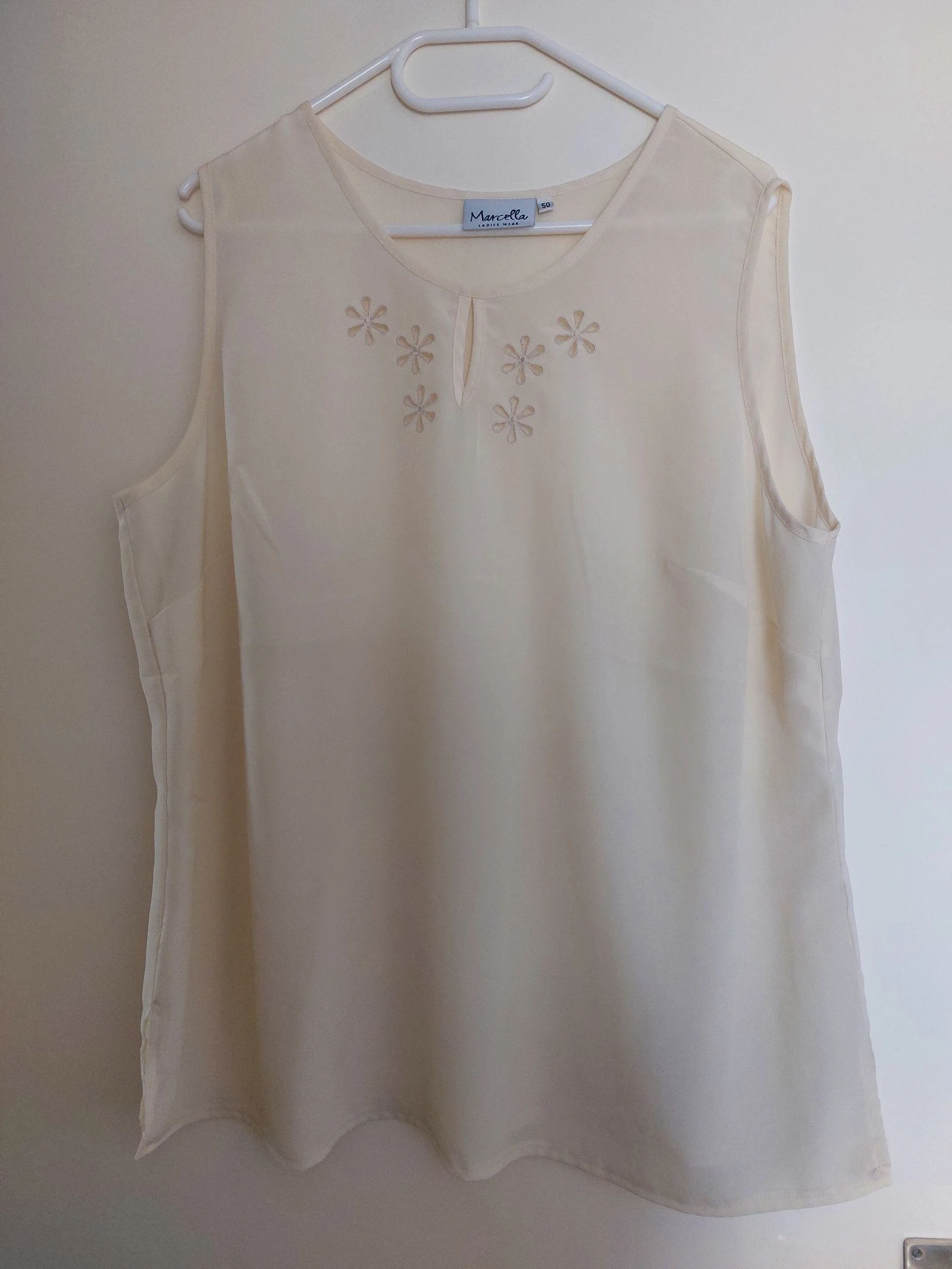Ecru mouwloze top van Marcella – 50